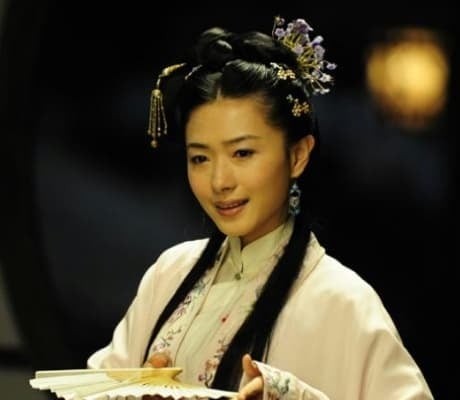 Tương tự như quan niệm hiện đại khi mặc áo đỏ hay đi tất đỏ dịp năm mới, màu đỏ tượng trưng cho máu, lửa và sức mạnh.