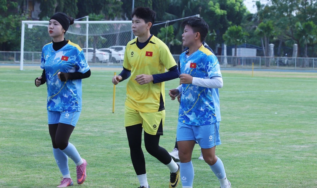 Tuyển nữ Việt Nam thua tuyển nữ Philippines với tình huống gây tranh cãi từ trọng tài. Ảnh: VFF.