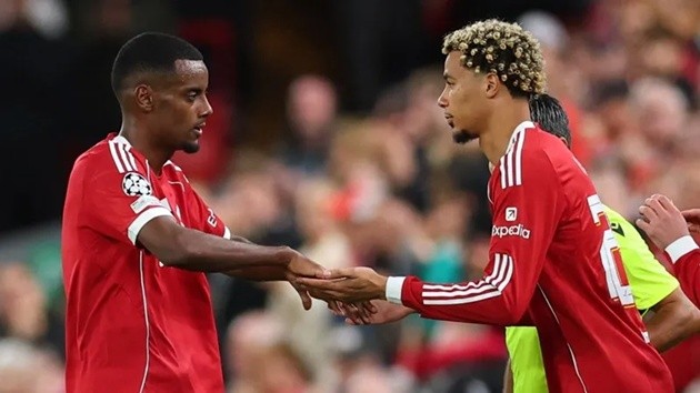 Đã đến lúc Slot để Isak thi đấu bên cạnh Ekitike nhiều hơn