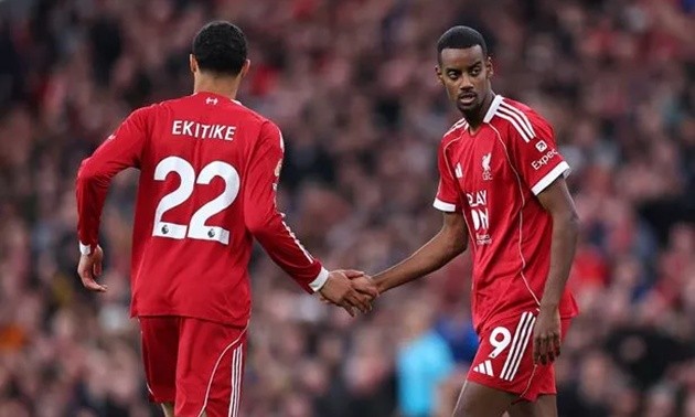 Ekitike có thể hỗ trợ cho Isak