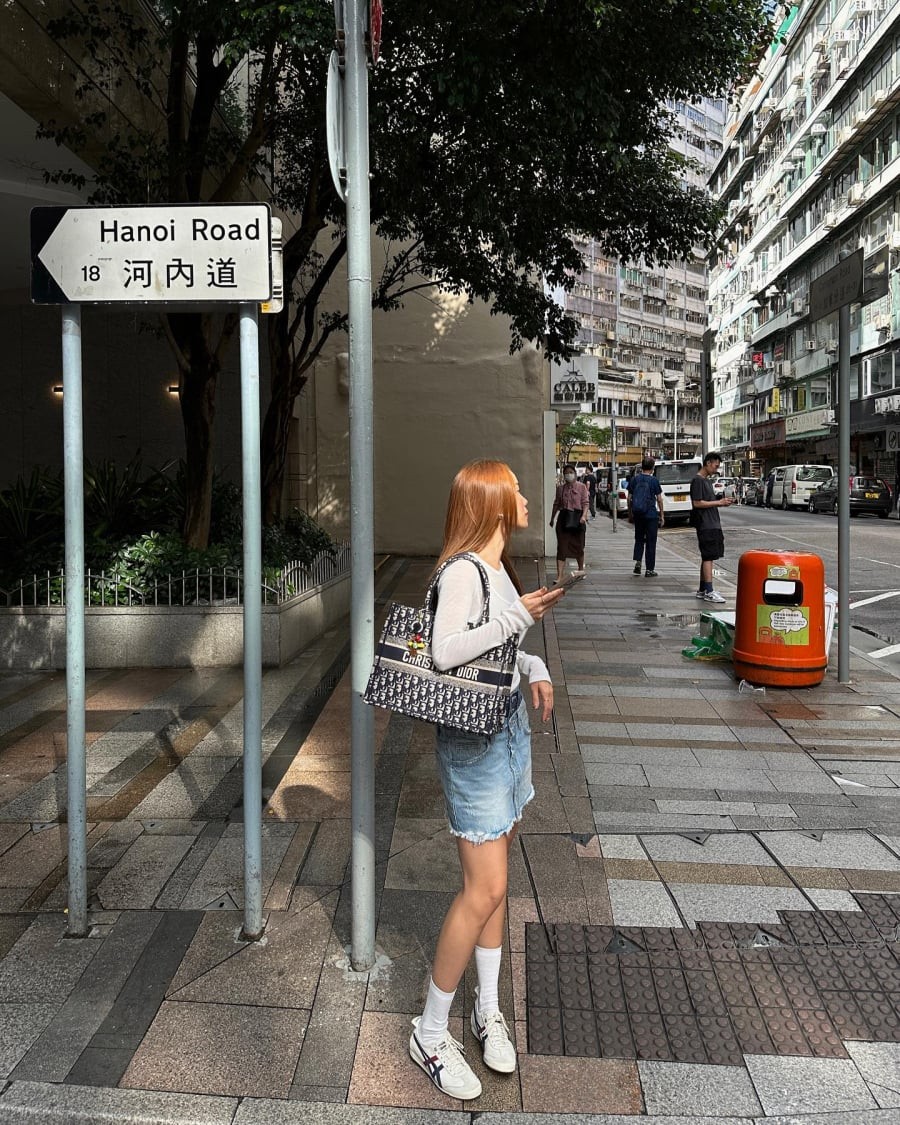 Sneaker trắng giúp bộ trang phục trẻ trung hơn và mang đến hiệu ứng hack tuổi rõ rệt.