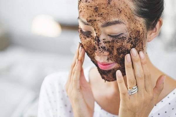 Có thể trộn dầu cà phê trực tiếp vào kem dưỡng ban đêm để tăng hiệu quả làm sáng và nuôi dưỡng da.