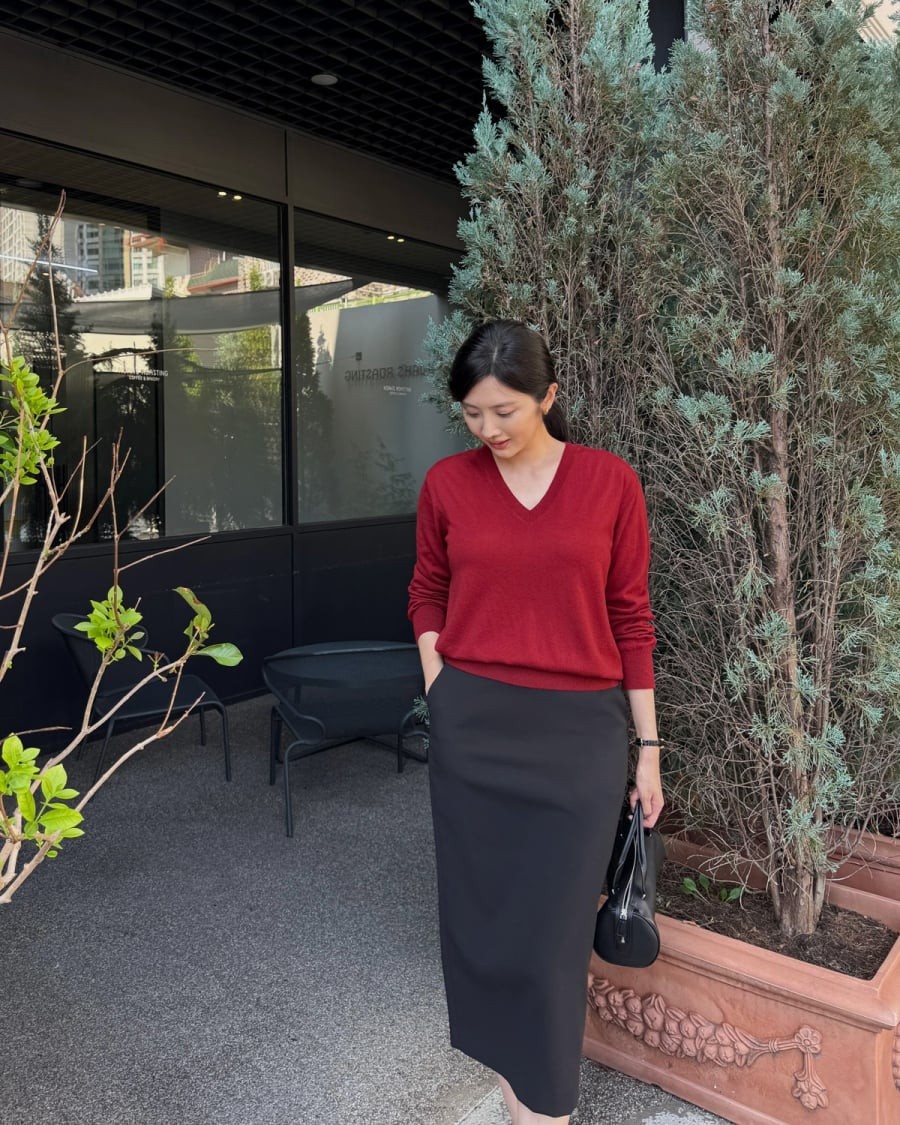 Sự kết hợp giữa áo len và chân váy suông tạo nên vẻ ngoài vừa dễ mặc vừa có tính ứng dụng cao.