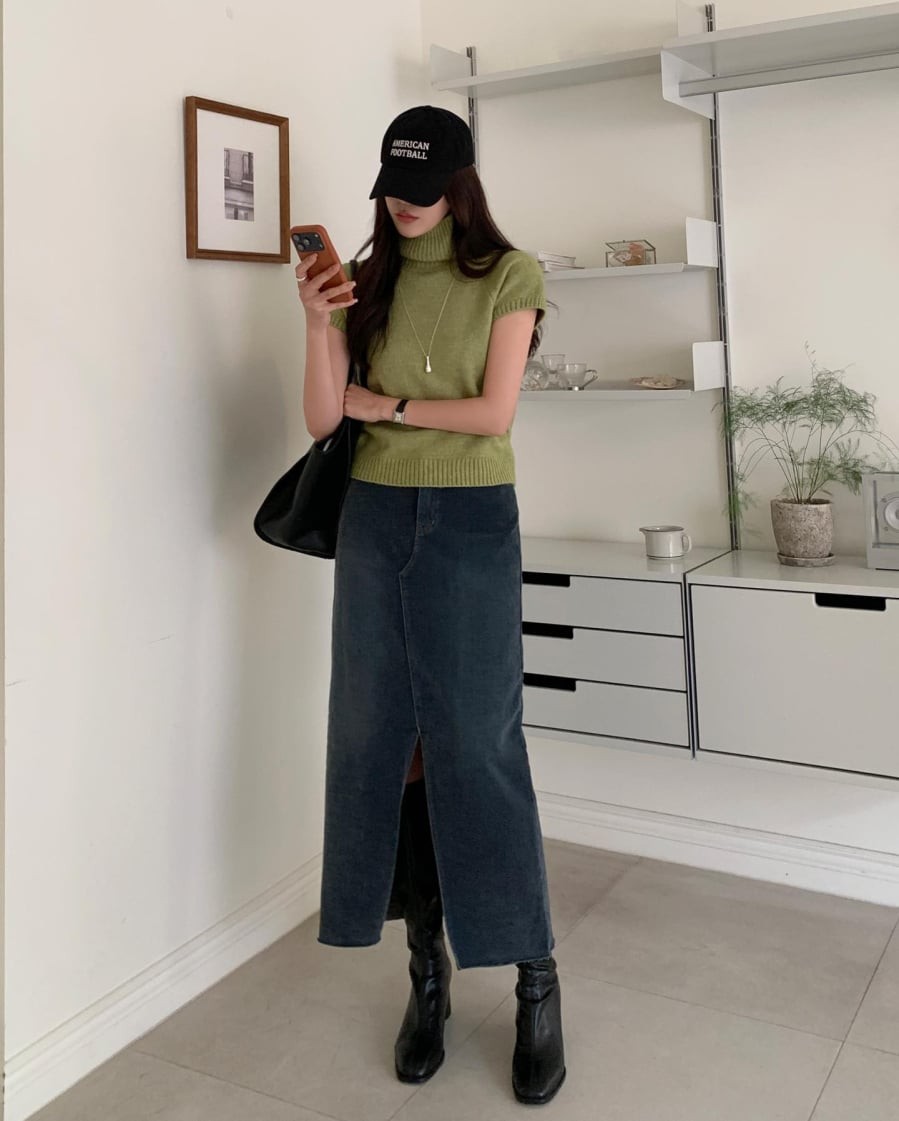 Chân váy xẻ tà mang đến nét nữ tính và hiện đại hơn một chút, rất phù hợp cho những ngày muốn thay đổi phong cách.