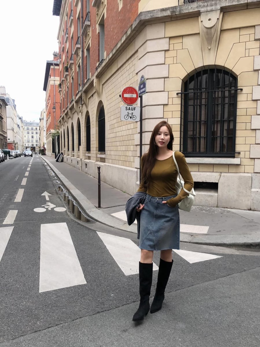 Trong những ngày lạnh vừa phải, áo thun dài tay và chân váy ngắn mang lại cảm giác trẻ trung và khỏe khoắn hơn rất nhiều.