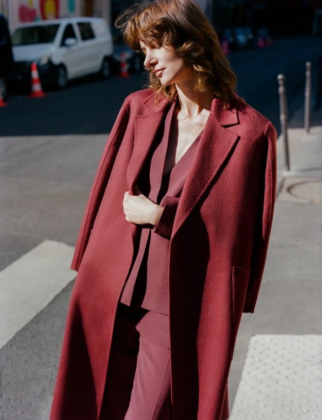 Màu này đặc biệt phù hợp trong các buổi tụ họp, những cuộc hẹn cuối ngày hay khoảnh khắc cần chút điểm nhấn nhẹ nhàng.