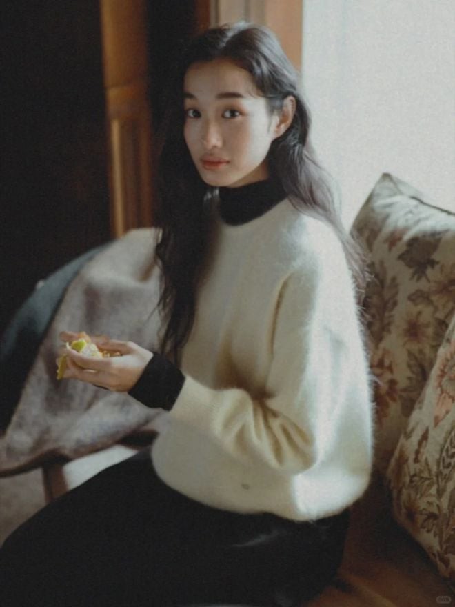 Trắng cũng là màu hoàn hảo để làm điểm nhấn: một đôi giày trắng, một chiếc túi trắng hoặc khăn trắng có thể kéo sáng toàn bộ trang phục,