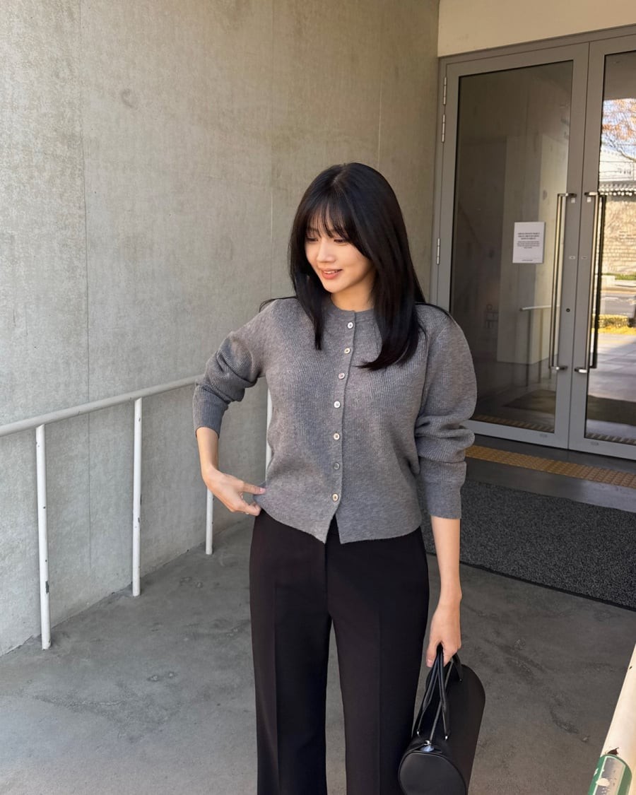 Chất liệu mềm mại mang lại cảm giác thoải mái khi mặc, trong khi thiết kế đơn sắc giúp bạn dễ dàng kết hợp với nhiều kiểu trang phục khác nhau.