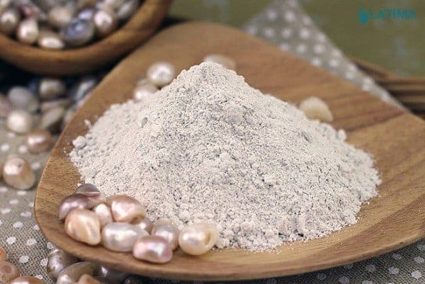 Bột ngọc trai chứa hơn 30 loại khoáng chất và vi chất dinh dưỡng như canxi, magie, kẽm hay đồng, cùng khoảng 18 loại axit amin thiết yếu. 