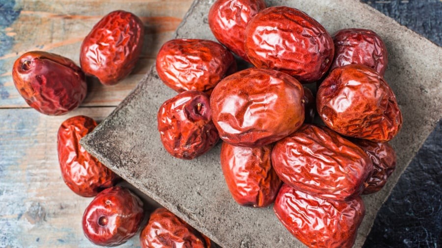 Táo đỏ có vị ngọt đậm, dễ gây cảm giác đầy bụng khi ăn nhiều. Ảnh minh họa