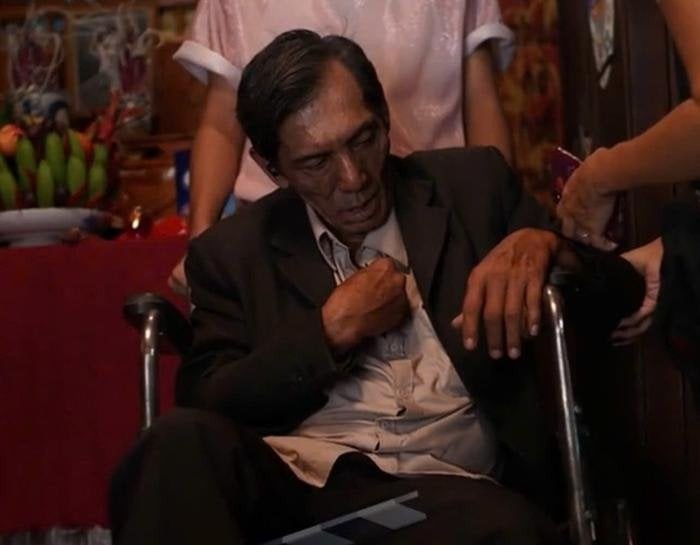  Thương Tín tiều tuỵ, sức khoẻ yếu phải ngồi xe lăn