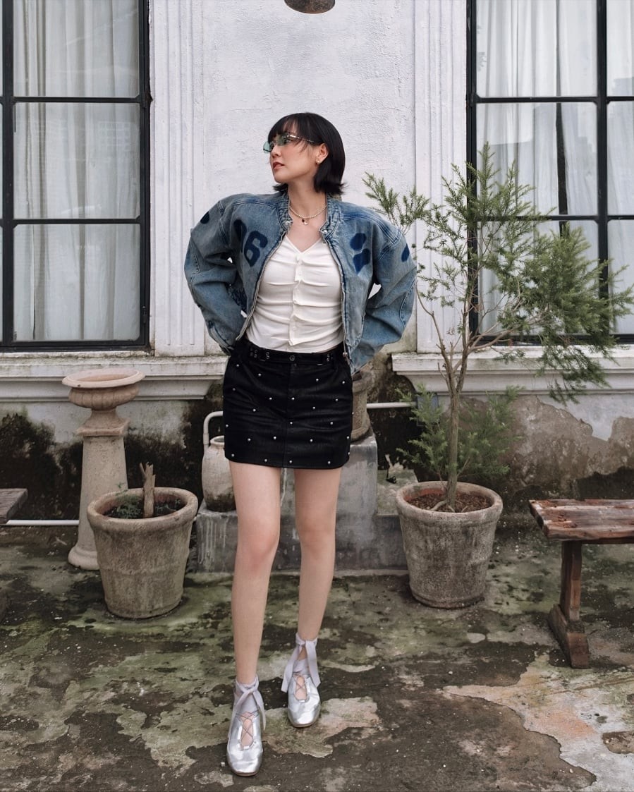 Hải Tú mang đến hình ảnh thanh lịch pha chút cá tính khi chọn áo trắng kết hợp chân váy ngắn đính hạt, tạo cảm giác nhẹ nhàng nhưng không kém phần nổi bậ