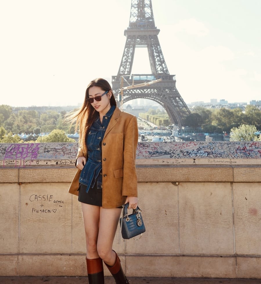 Trong khi đó, Lương Thùy Linh lại thể hiện sự tinh tế khi kết hợp áo denim nhấn eo cùng chân váy ngắn.