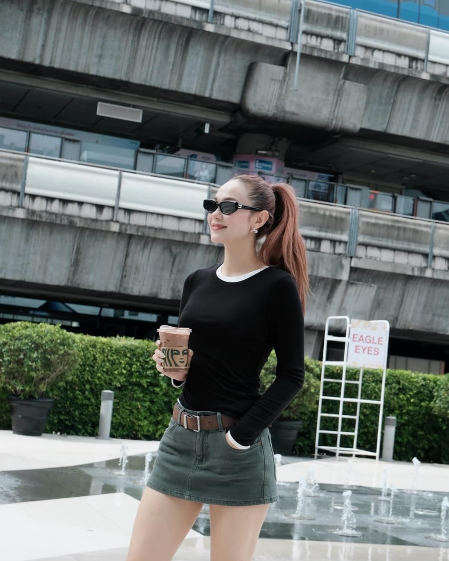 Minh Hằng lại gợi ý cách phối đơn giản nhưng cực kỳ hiệu quả với áo thun đen ôm nhẹ và chân váy ngắn.