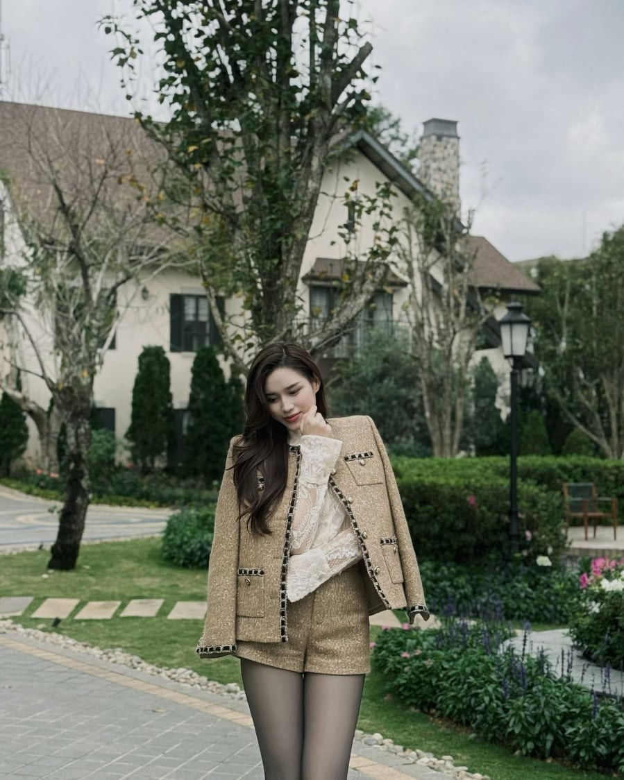 Quần tất đen vừa giúp giữ ấm, vừa làm bộ đồ cân đối và hút mắt hơn.

