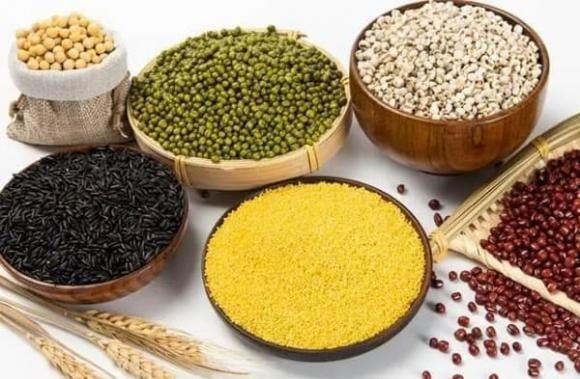 Ngũ cốc nguyên hạt là các loại lương thực chưa qua tinh chế như gạo lứt, yến mạch, bánh mì nguyên cám.