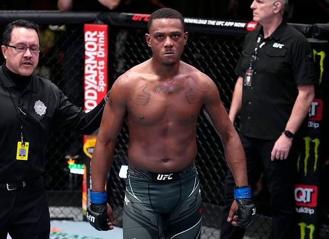 Jamahal Hill và Joanna Jedrzejczyk trong một sự kiện của UFC