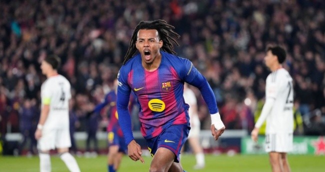 Kounde lập cú đúp bàn thắng cho Barcelona.