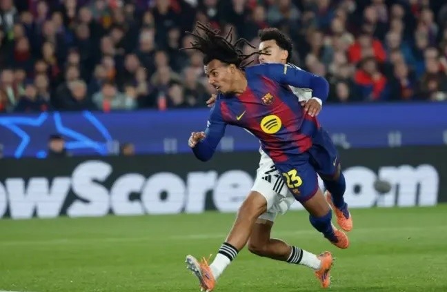 Kounde sắm vai người hùng của Barca.