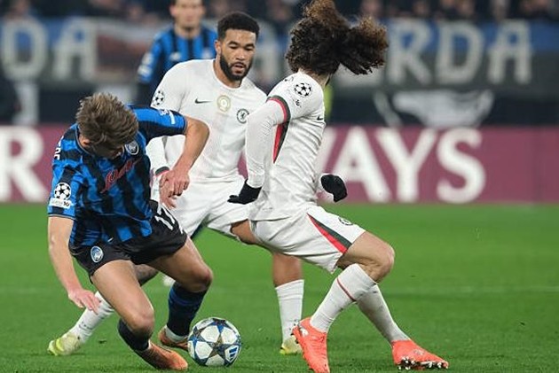 Charles De Ketelaere mang đến nhiều khó khăn cho hàng thủ Chelsea.