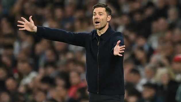 HLV Xabi Alonso đối mặt với áp lực lớn.