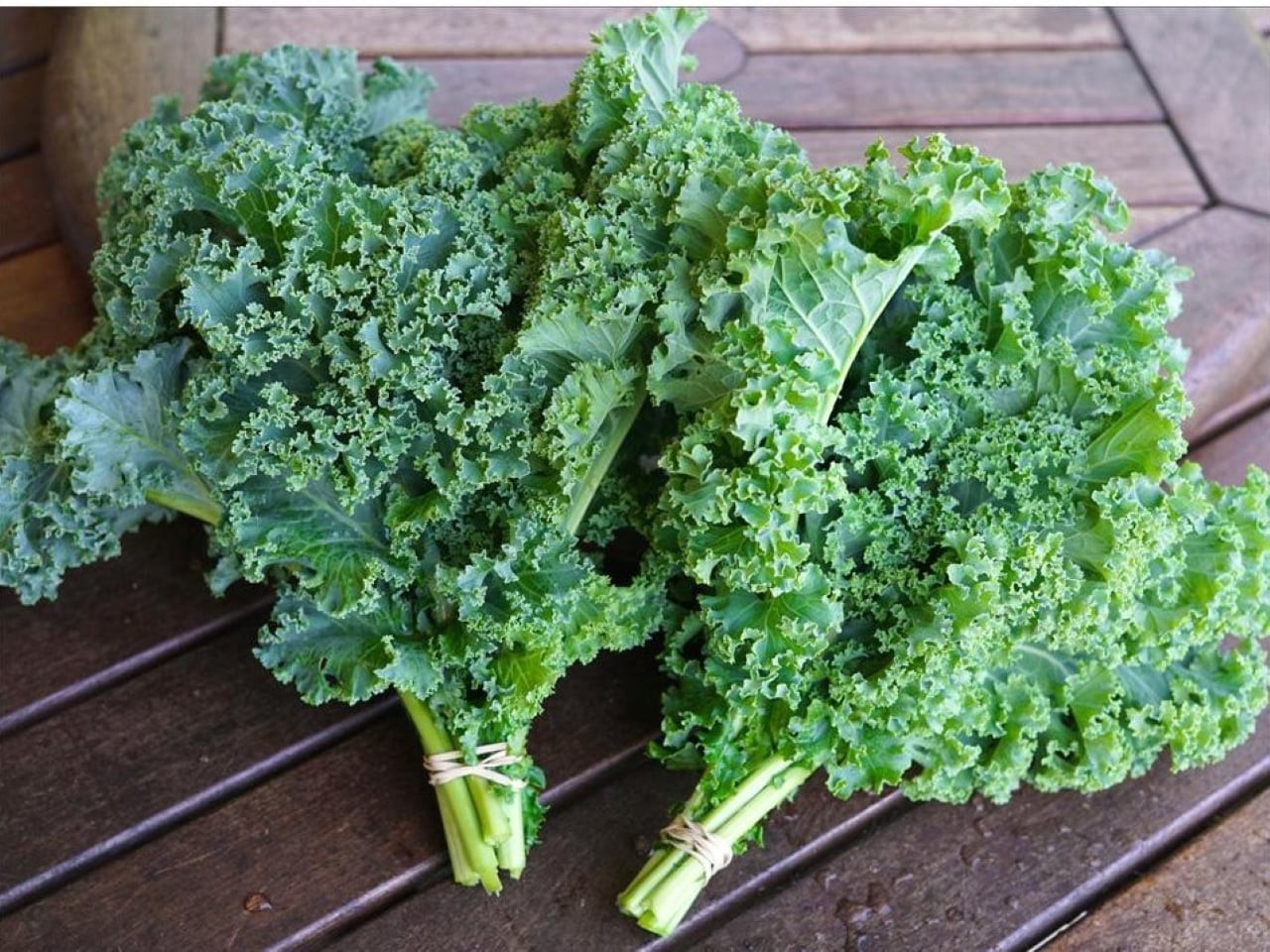 Những loại rau có lá xanh đậm như cải xoăn, cải bó xôi, bông cải xanh là nguồn canxi mà nhiều người không ngờ tới.