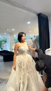 Trên nền nhạc nhẹ nhàng, nữ diễn viên khoác lên mình một bộ váy trắng tinh khôi, thần thái dịu dàng khiến nhiều người không khỏi “rụng tim”. 