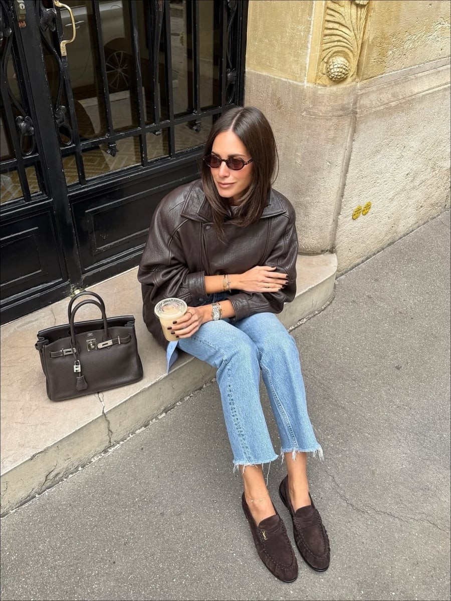 Trong tủ đồ của những cô gái Paris hiện đại, loafer gần như là item “bắt buộc phải có”. 
