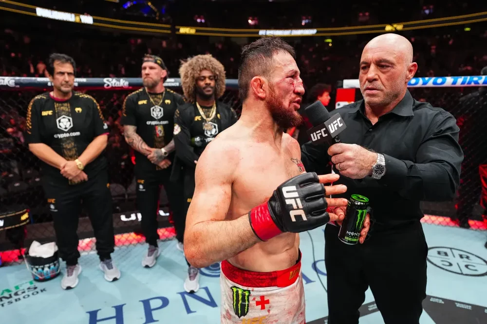 Petr Yan và Merab Dvalishvili trong trận đấu tại UFC 323