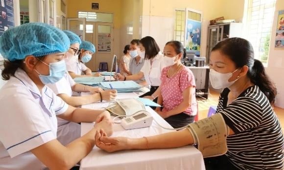 Luật Phòng bệnh, vừa được Quốc hội thông qua, quy định người dân được khám sức khỏe định kỳ hoặc sàng lọc miễn phí ít nhất một lần mỗi năm, theo nhóm đối tượng và lộ trình ưu tiên.