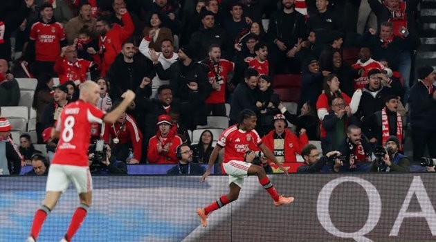 Benfica thăng hoa trước Napoli.