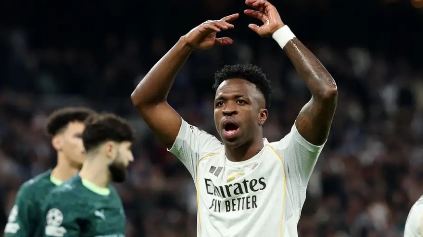 VAR đã từ chối trao cho Real Madrid quả 11 mét ở những phút đầu.