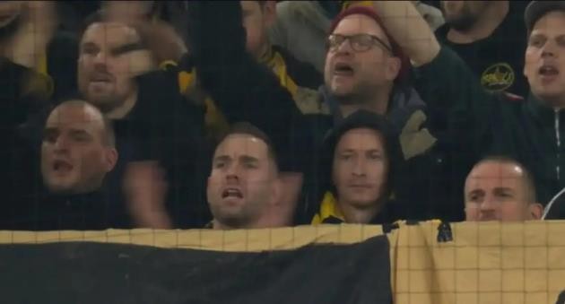 Reus và Grosskreutz đốt cháy khán đài Signal Iduna Park.