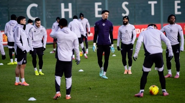 Man Utd tập luyện khi De Ligt và Maguire vắng mặt