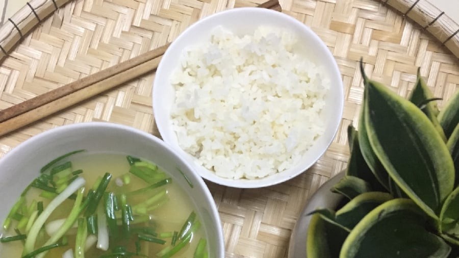 Cơm nguội bảo quản không đúng cách có thể gây ảnh hưởng đến sức khỏe của người sử dụng.