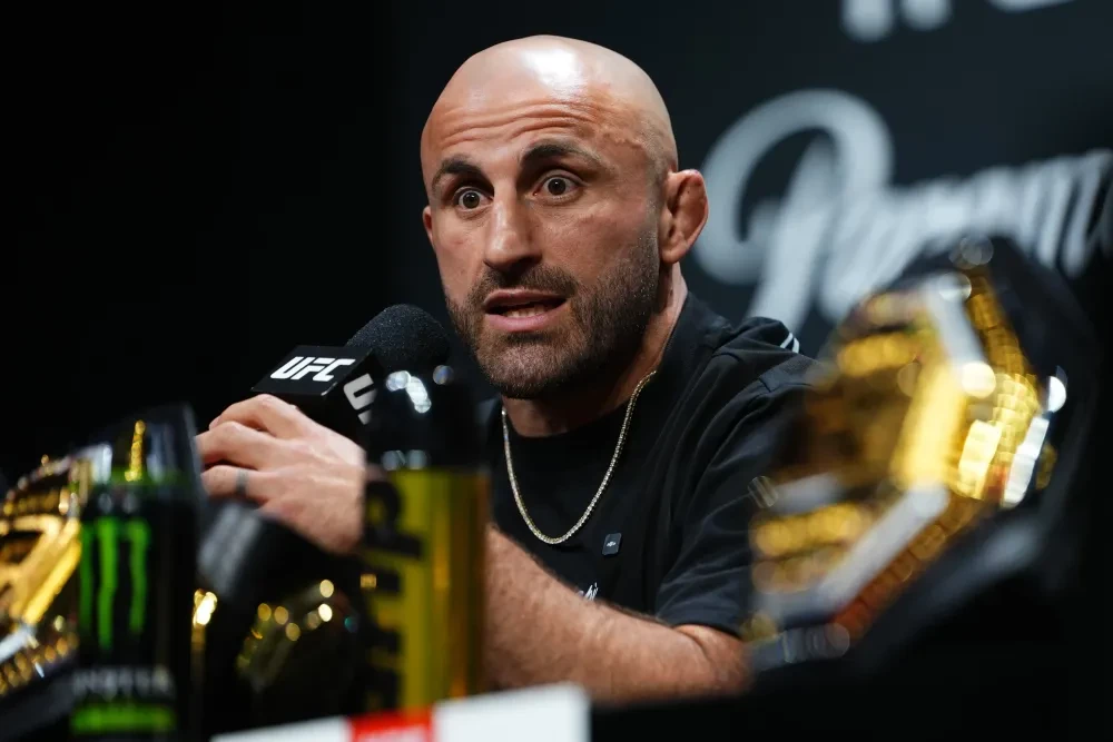 Alexander Volkanovski tại một buổi họp báo của UFC.