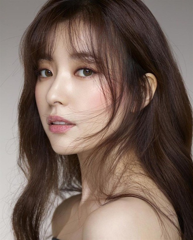Han Hyo Joo sở hữu gương mặt dài cùng phần quai hàm hơi rộng ở khu vực phía dưới, không giống tiêu chuẩn thẩm mỹ thường thấy ở Hàn Quốc.