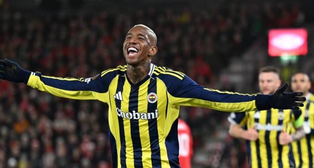 Anderson Talisca tỏa sáng với hat-trick.