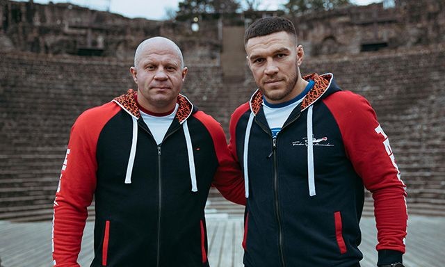 Vadim Nemkov đứng cạnh người thầy Fedor Emelianenko