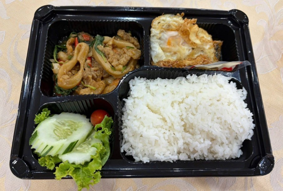 Các nữ cầu thủ của tuyển Futsal Thái Lan chỉ được ăn cơm hộp vào buổi trưa.