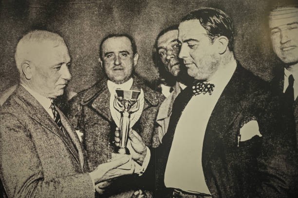 Chiếc cúp Jules Rimet được đặt theo tên của người sáng lập World Cup.