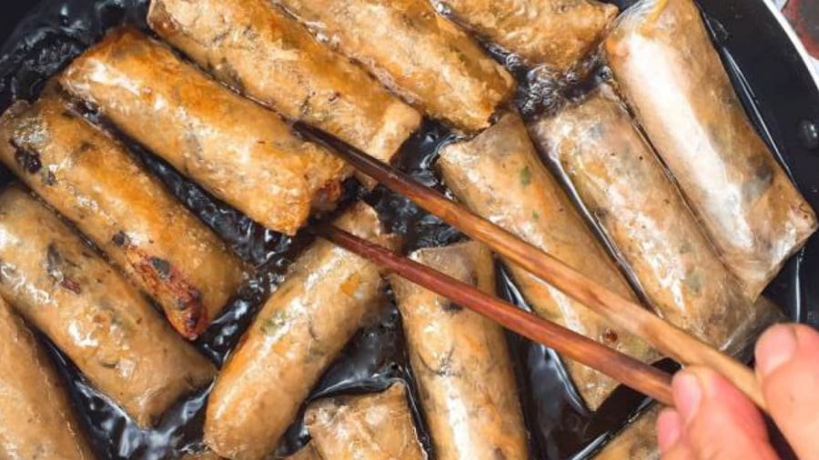 Khi gói nem nên gói vừa tay. Lúc rán, nhân nem sẽ nở ra và không làm phần vỏ nem bị rách.