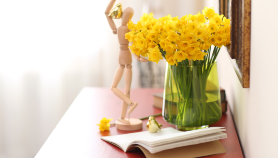 Trung hoa thủy tiên ở bàn làm việc