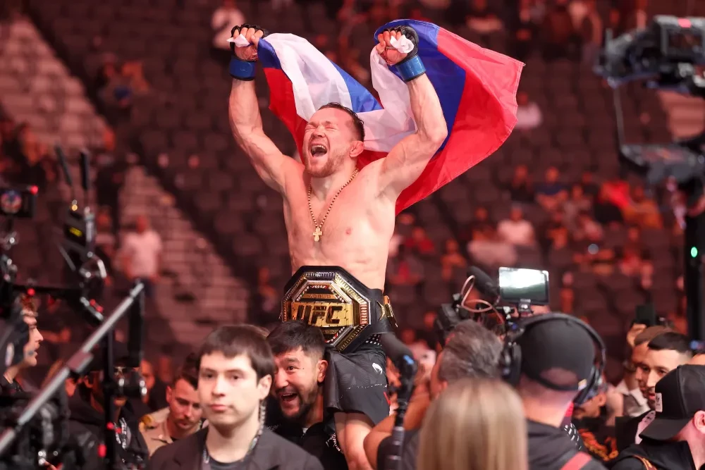 Petr Yan ăn mừng sau khi đánh bại Merab Dvalishvili tại UFC 323.