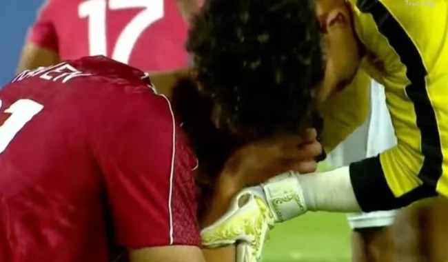 Jens Raven bật khóc sau trận.