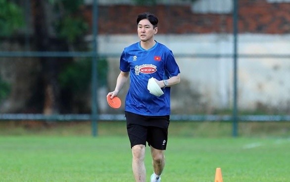 Trợ lý Lee Jung Soo sẽ không thể hỗ trợ HLV Kim ở trận bán kết sắp tới.