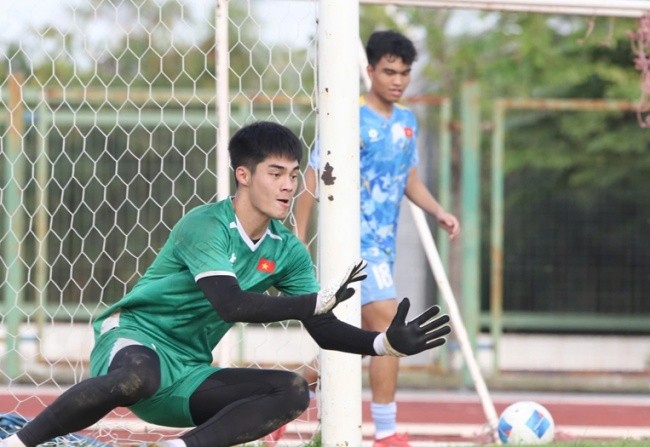 Thủ môn Trung Kiên trên sân tập.