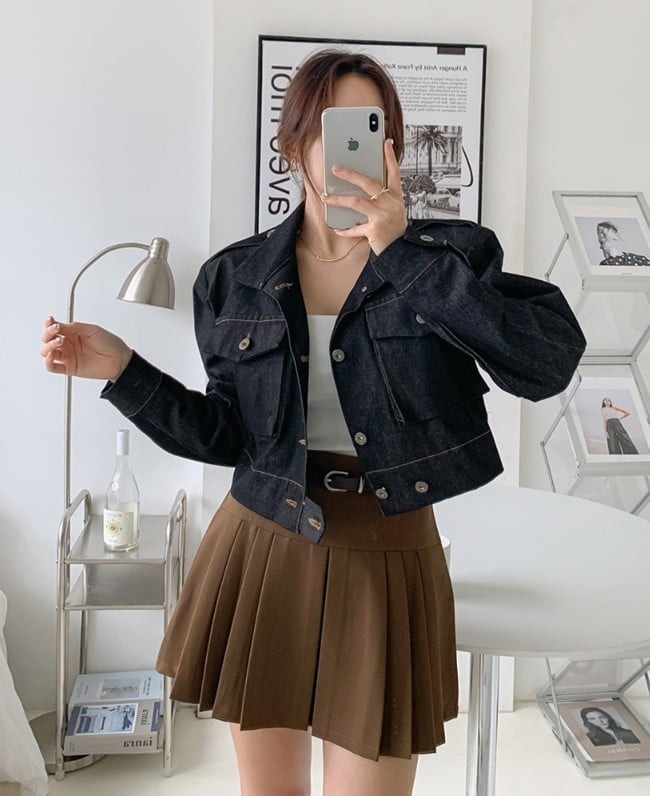 Đối với thời trang đường phố, chất liệu denim luôn đứng đầu danh sách vì tính bền bỉ và dễ phối.