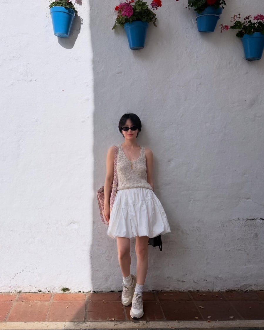 Chân váy bí ngô từng tạo nên xu hướng mạnh mẽ và đến hiện tại vẫn giữ được sức hút nhờ thiết kế phồng nhẹ ở phần gấu, tạo hiệu ứng mềm mại và lạ mắt