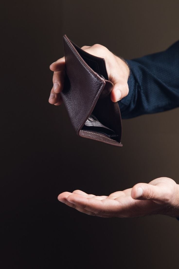 Hãy loại bỏ khỏi ví tiền những hoá đơn cũ, giấy tờ cũ...